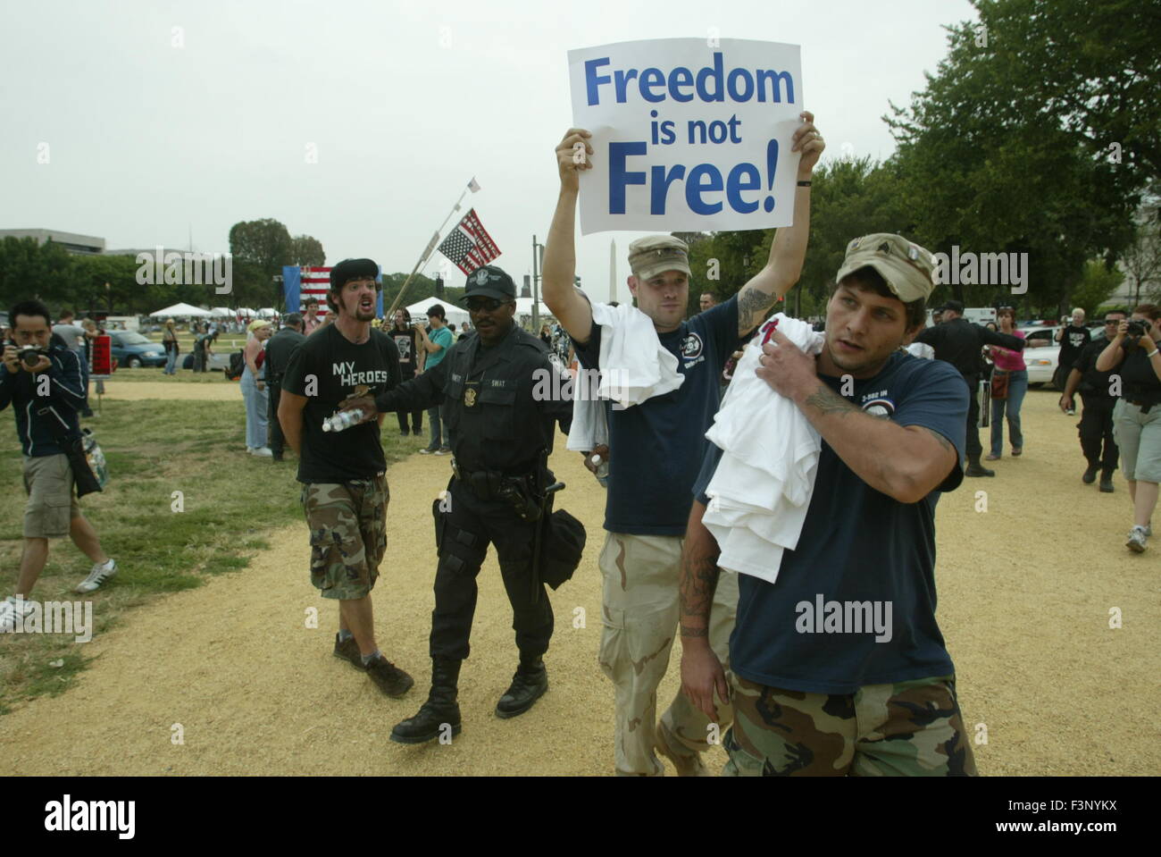 Les militants de la guerre contre l'Irak une guerre mondiale ils ont accusé de cracher sur un activiste anti-guerre à soutenir les familles des militaires à proximité d'un rallye sur le National Mall. Les manifestants se rassemblent dans la guerre à Washington pour protester contre George Bush et la guerre en Irak Banque D'Images