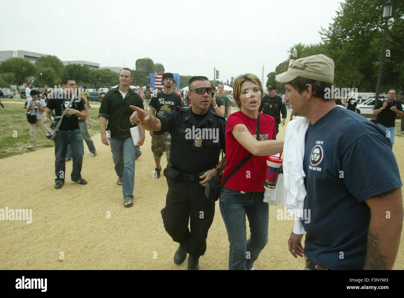 Les militants de la guerre contre l'Irak une guerre mondiale ils ont accusé de cracher sur un activiste anti-guerre à soutenir les familles des militaires à proximité d'un rallye sur le National Mall. Les manifestants se rassemblent dans la guerre à Washington pour protester contre George Bush et la guerre en Irak Banque D'Images