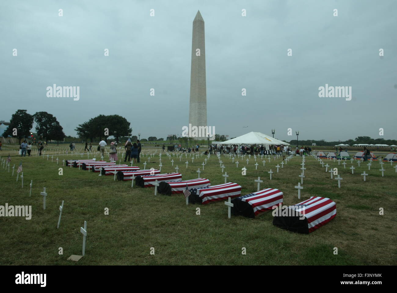 Faux cercueils alignés pour protester contre la guerre. La guerre contre les manifestants se réunissent à Washington D.C. pour protester contre George Bush et la guerre en Irak Banque D'Images