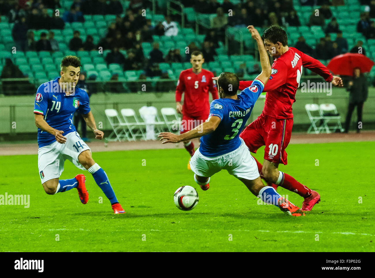 Baku, Azerbaïdjan. 10 Oct, 2015. Giorgio Chiellini de l'Italie (3) et de l'Azerbaïdjan Rouslan Gurbanov (10) la position de la balle au cours de l'UEFA Euro 2016 football match de qualification entre l'Azerbaïdjan et l'Italie au Stade Olympique. © Aziz Karimov/Pacific Press/Alamy Live News Banque D'Images