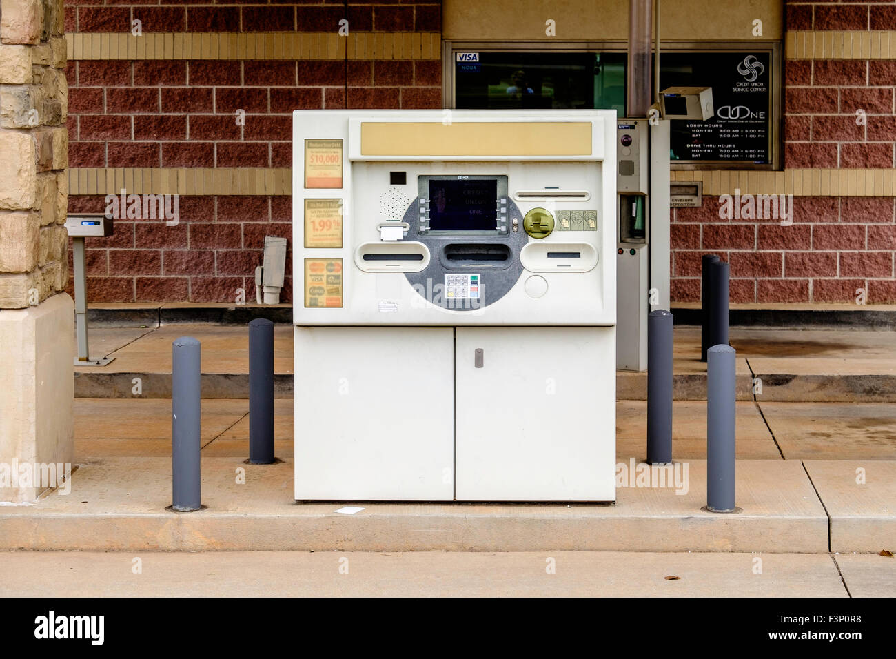 Un distributeur automatique de billets à l'extérieur d'une banque à Oklahoma City, Oklahoma, USA. Banque D'Images