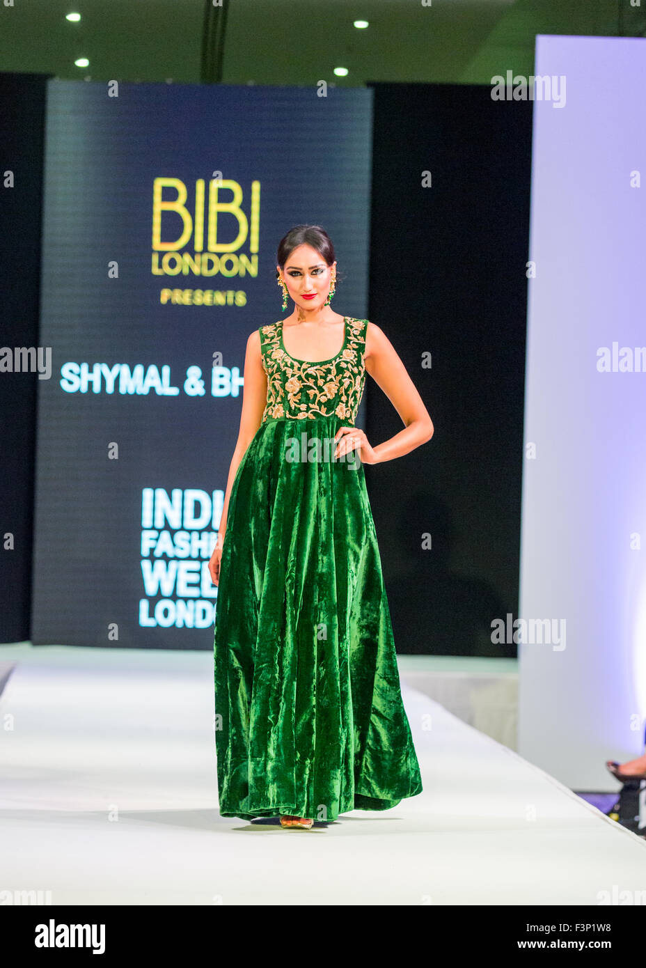 Londres, Royaume-Uni. 10 octobre, 2015. L'Inde Fashion Week de Londres, jour 2. Défilé de la deuxième journée, mettant en vedette les designers Mansi Malhotra et Shymal et Bhumikai. Il s'agit de la première semaine de la mode de Londres de l'Inde. ExCel, Londres, Royaume-Uni, le 10 octobre, 2015. copyright Carol Moir/Alamy Live News. Banque D'Images