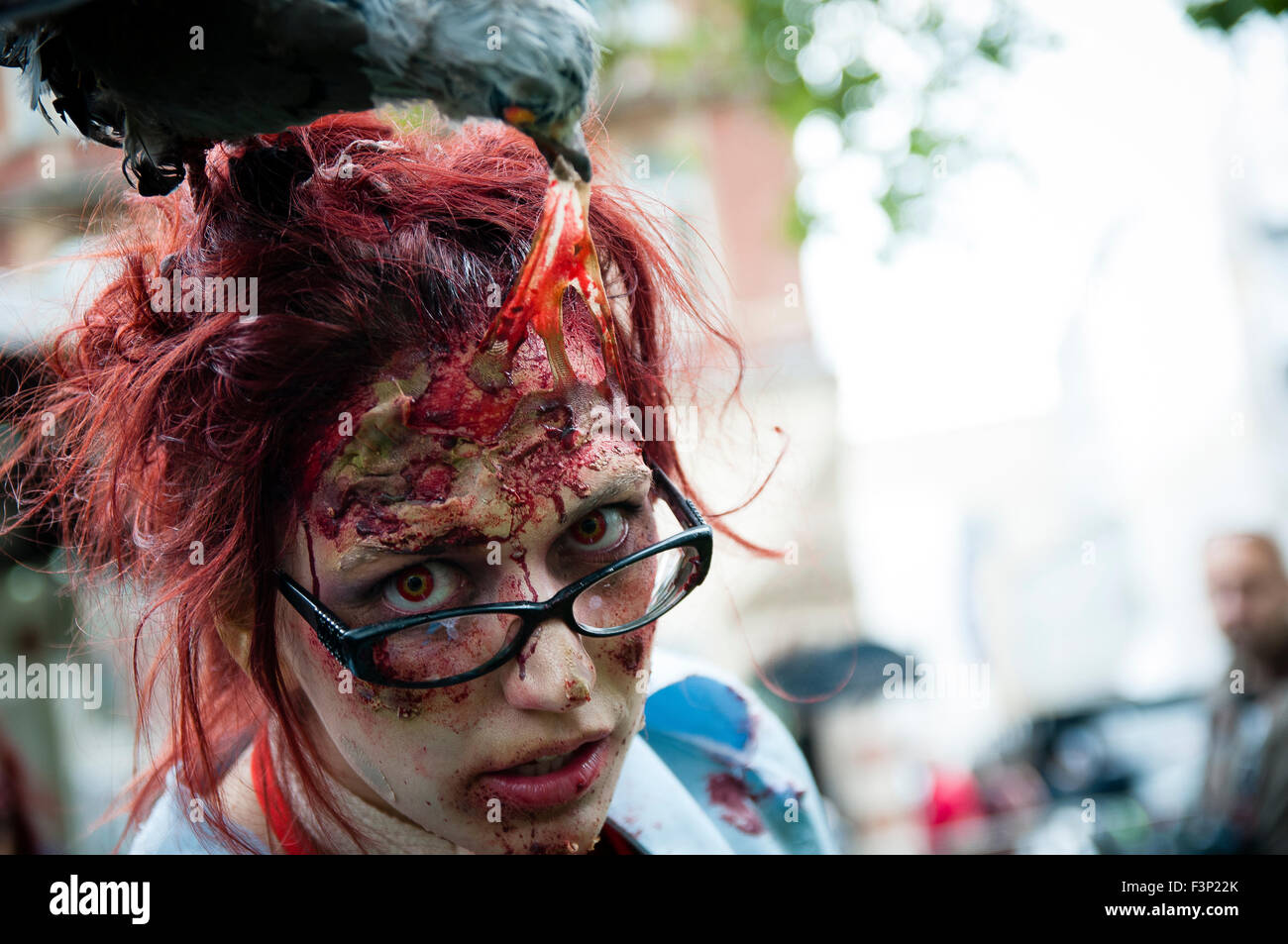 Londres, Royaume-Uni. 10 Oct, 2015. Des centaines de personnes portant le costume et le maquillage zombie marche à travers les rues du centre de Londres dans la journée mondiale annuelle de Zombie pour recueillir de l'argent pour St Mungo's Broadway pour aider les sans-abri : Crédit Noemi Gago/Alamy Live News Banque D'Images