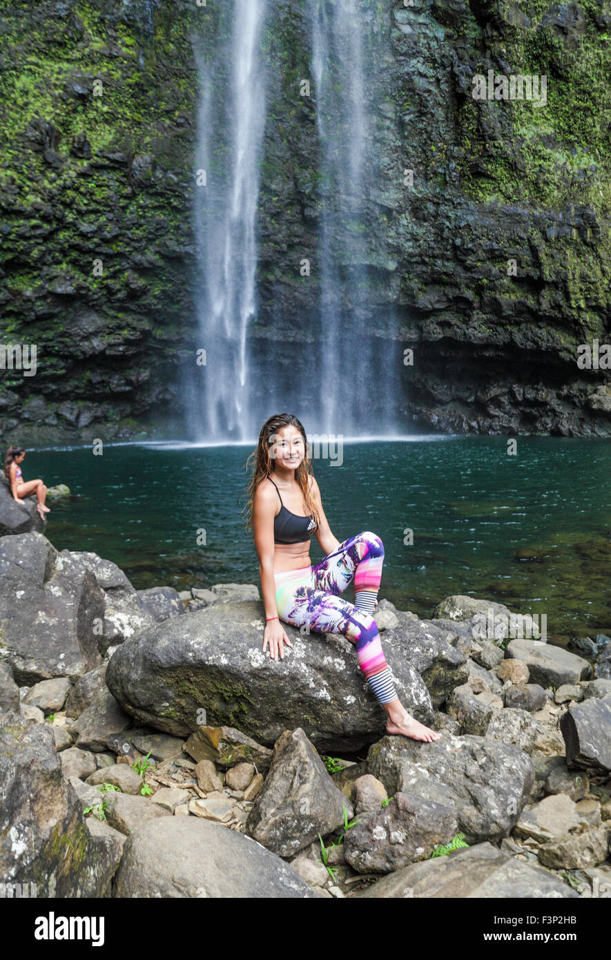 Les randonneurs se détendre à Chutes Hanakapiai sur Kauai Banque D'Images