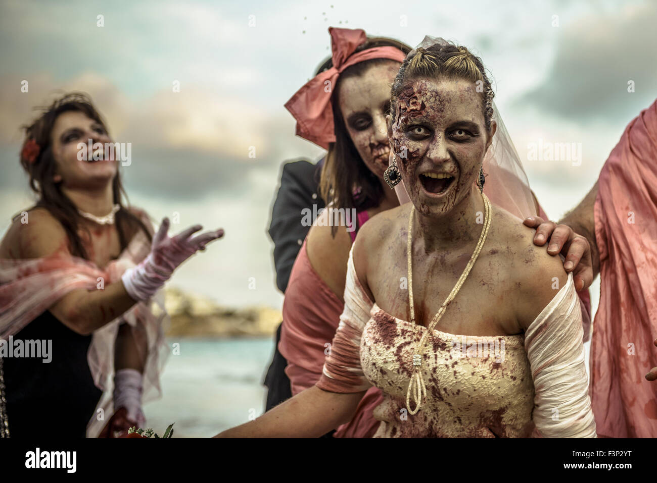 Sitges Catalogne Espagne 10 Oct 2015 Un Zombie Mariage Promenades Le Long De La Plage En Face De L Sitges Zombie Walk 2015 C Matthias Rickenbach Zuma Alamy Fil Live News Photo Stock Alamy