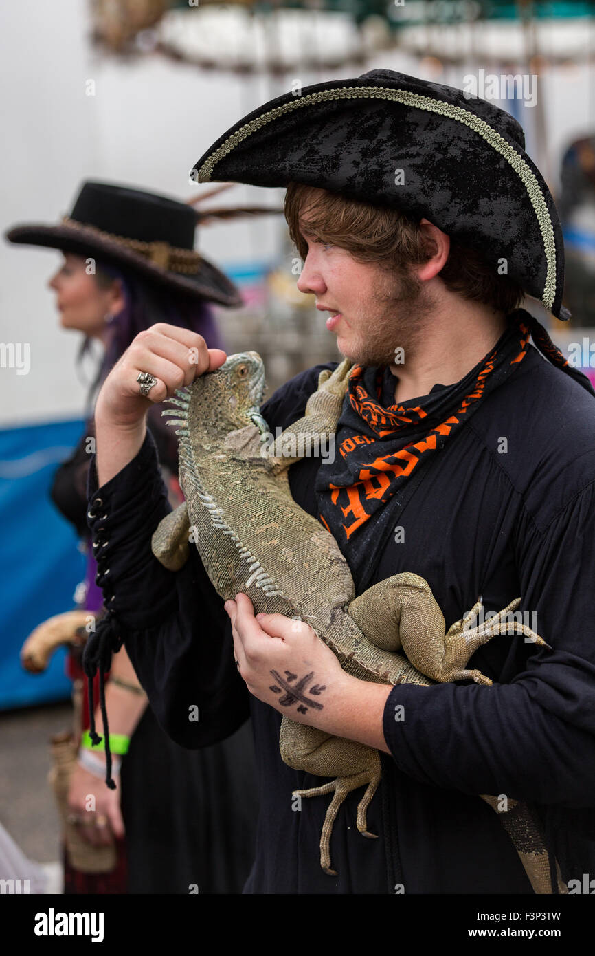 Tybee Island, Georgia. 10 Oct, 2015. Un pirate en costume tient son animal lézard iguane au cours de l'assemblée trois jours Festival Pirate Tybee Island le 10 octobre 2015 à Tybee Island, en Géorgie. Banque D'Images