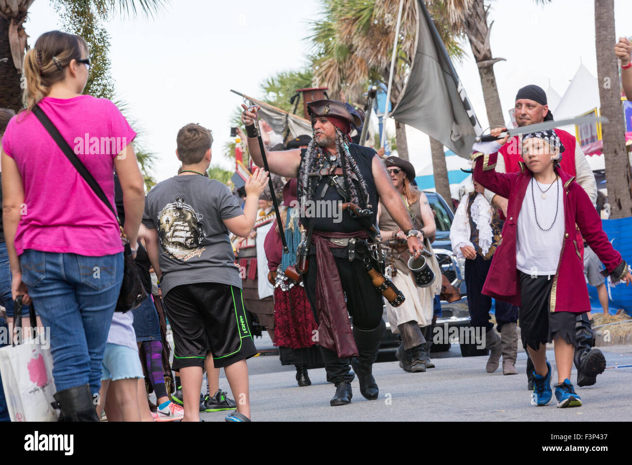 Tybee Island, Georgia. 10 Oct, 2015. Pirates parade dans les rues au cours de l'assemblée trois jours Festival Pirate Tybee Island le 10 octobre 2015 à Tybee Island, en Géorgie. Banque D'Images