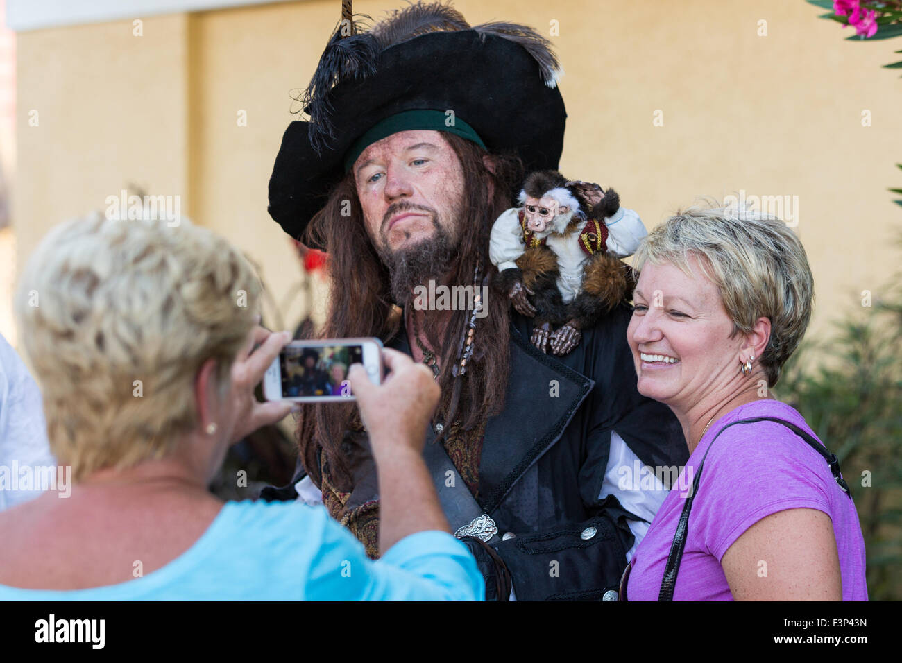 Tybee Island, Georgia. 10 Oct, 2015. Pirates posent pour les touristes au cours de l'assemblée trois jours Festival Pirate Tybee Island le 10 octobre 2015 à Tybee Island, en Géorgie. Banque D'Images