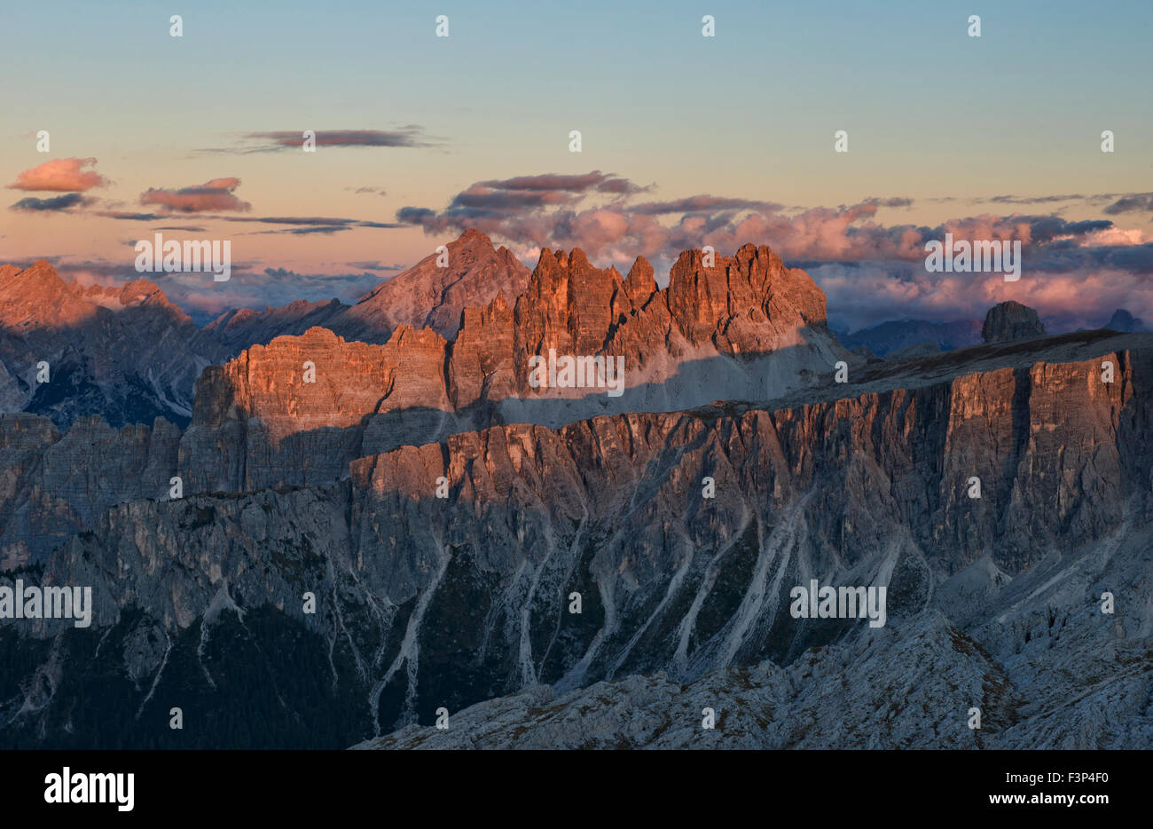 Coucher de soleil sur la Croda del Lago dans les Dolomites, prises à partir de la Hutte Nuvolau Passo Falzarego ci-dessus, Banque D'Images