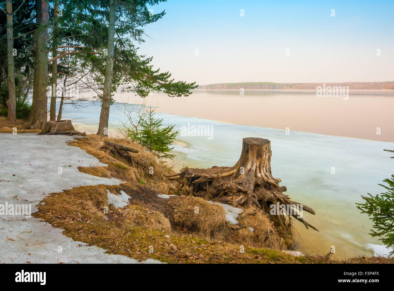 La fonte de la neige sur la berge, dans la pittoresque place Banque D'Images