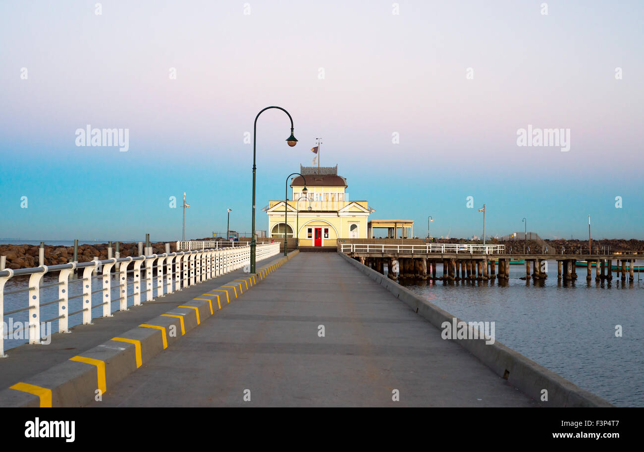 Un lever de soleil photo d'un kiosque sur le quai de St Kilda à Melbourne, Australie. Banque D'Images