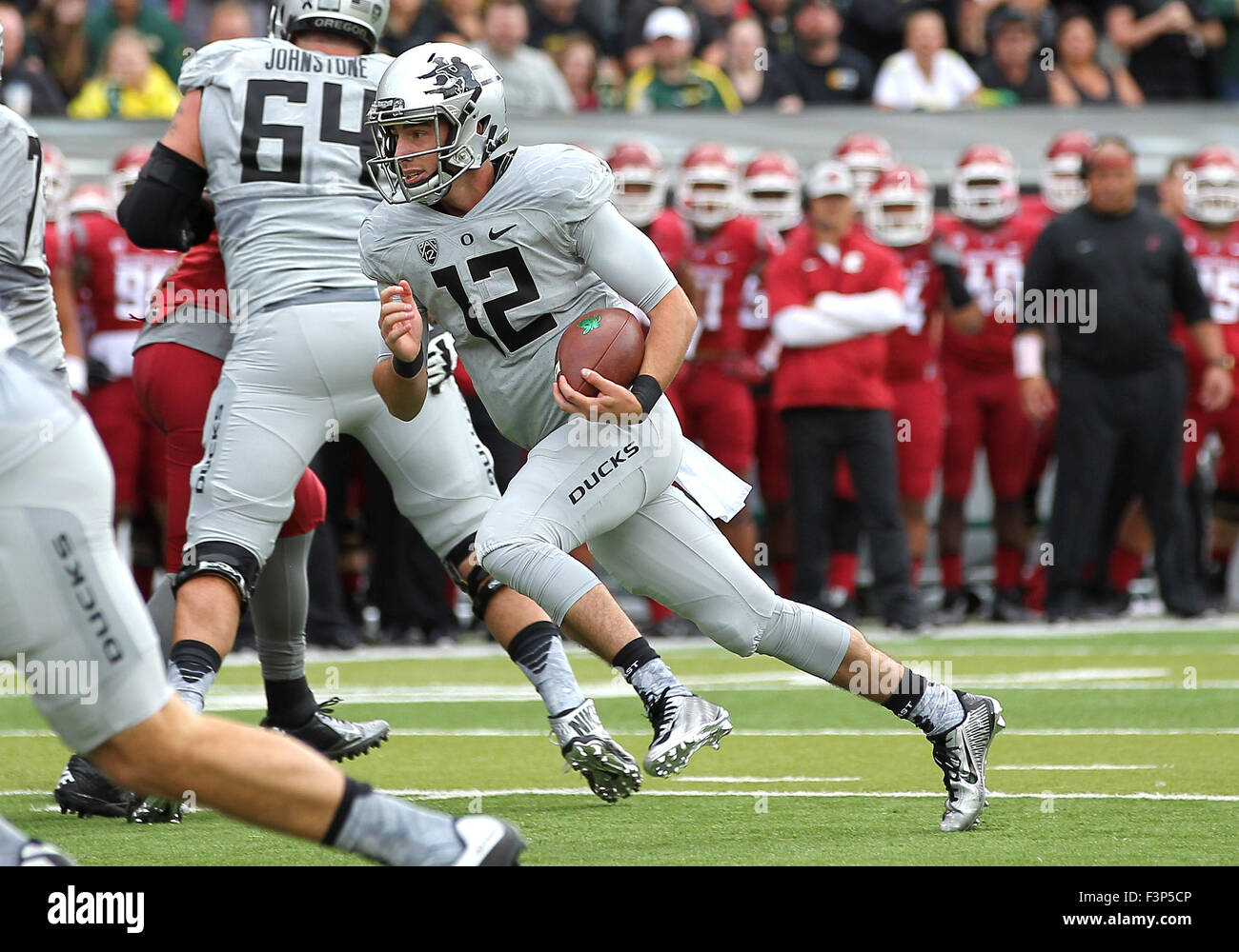 Autzen Stadium, Eugene, OR, USA. 10 Oct, 2015. Oregon Ducks quarterback Taylor Alie (12) au cours de la NCAA football match entre les canards et la Washington State Cougars à Autzen Stadium, Eugene, OR. Larry C. Lawson/CSM/Alamy Live News Banque D'Images