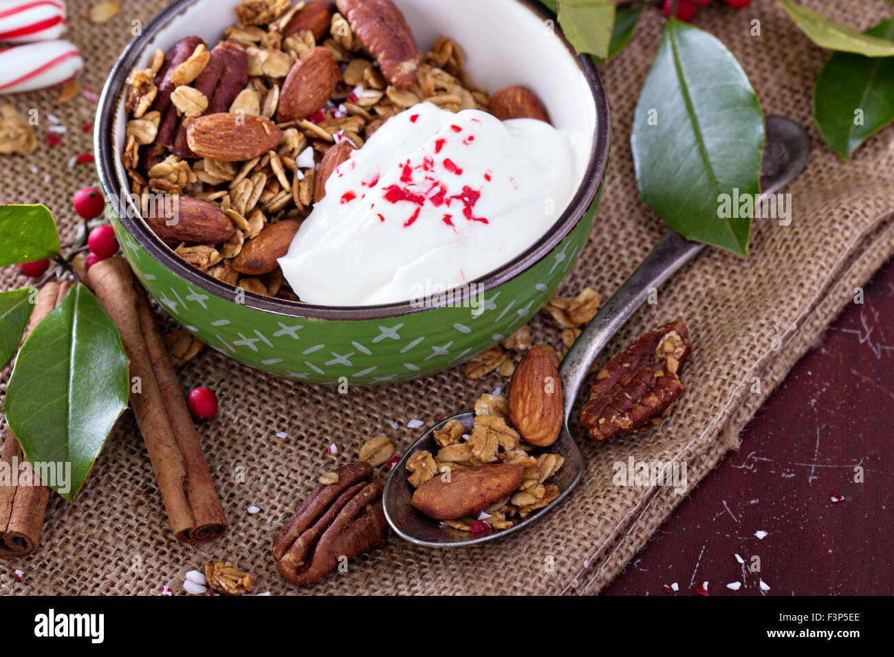 Granola maison gingerbread pour le petit déjeuner le matin de Noël Banque D'Images