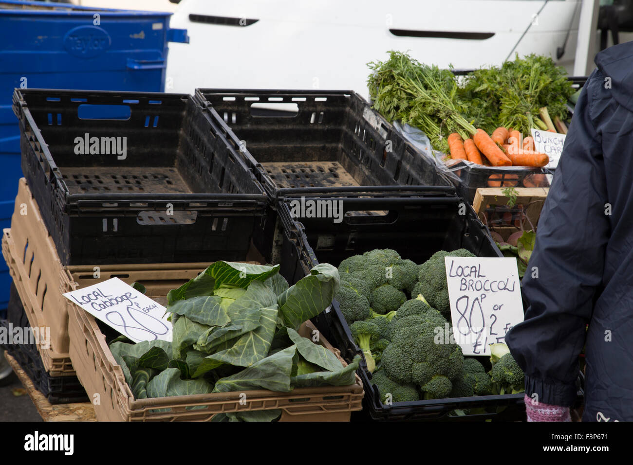 Vente de légumes de décrochage du marché local Banque D'Images