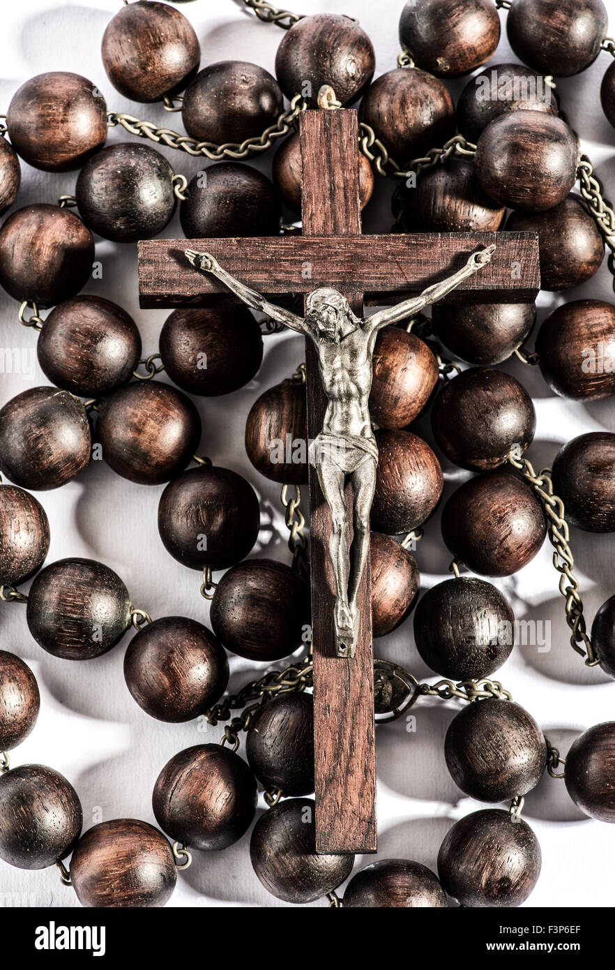 Chapelet en bois avec un crucifix représentant un Christ crucifié sur une croix en bois Banque D'Images
