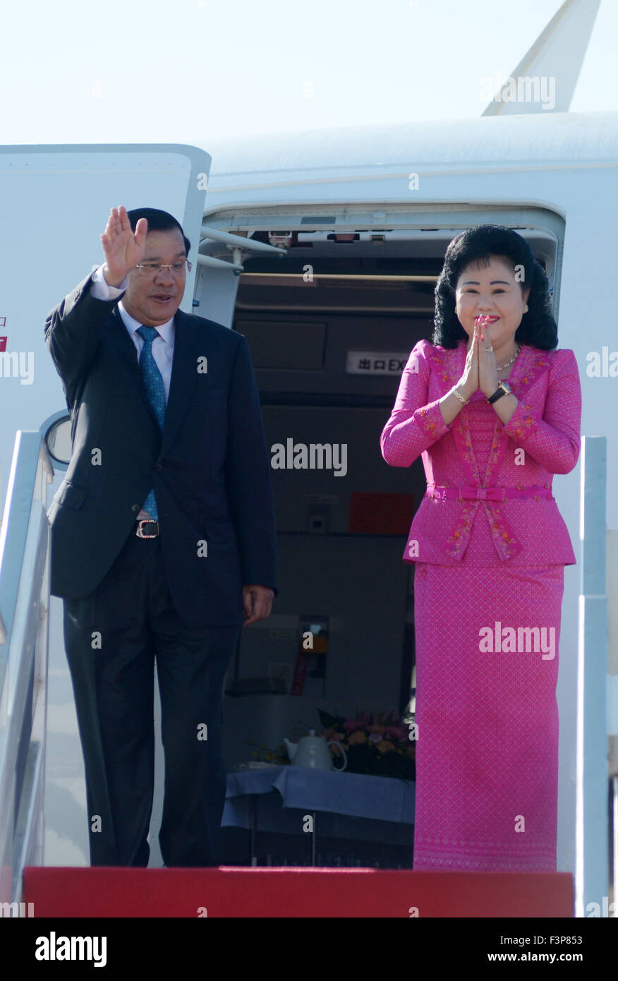 Phnom Penh, Cambodge. Oct 11, 2015. Le Premier ministre cambodgien Hun Sen (L) et son épouse Bun Rany geste de l'avion avant leur départ à Phnom Penh, capitale du Cambodge, 11 octobre 2015. Hun Sen a quitté Phnom Penh le dimanche pour une série de réunions internationales en Chine, Macao et Pékin qui se tiendra du 12 au 17 octobre, un haut fonctionnaire a dit. Credit : Sovannara/Xinhua/Alamy Live News Banque D'Images