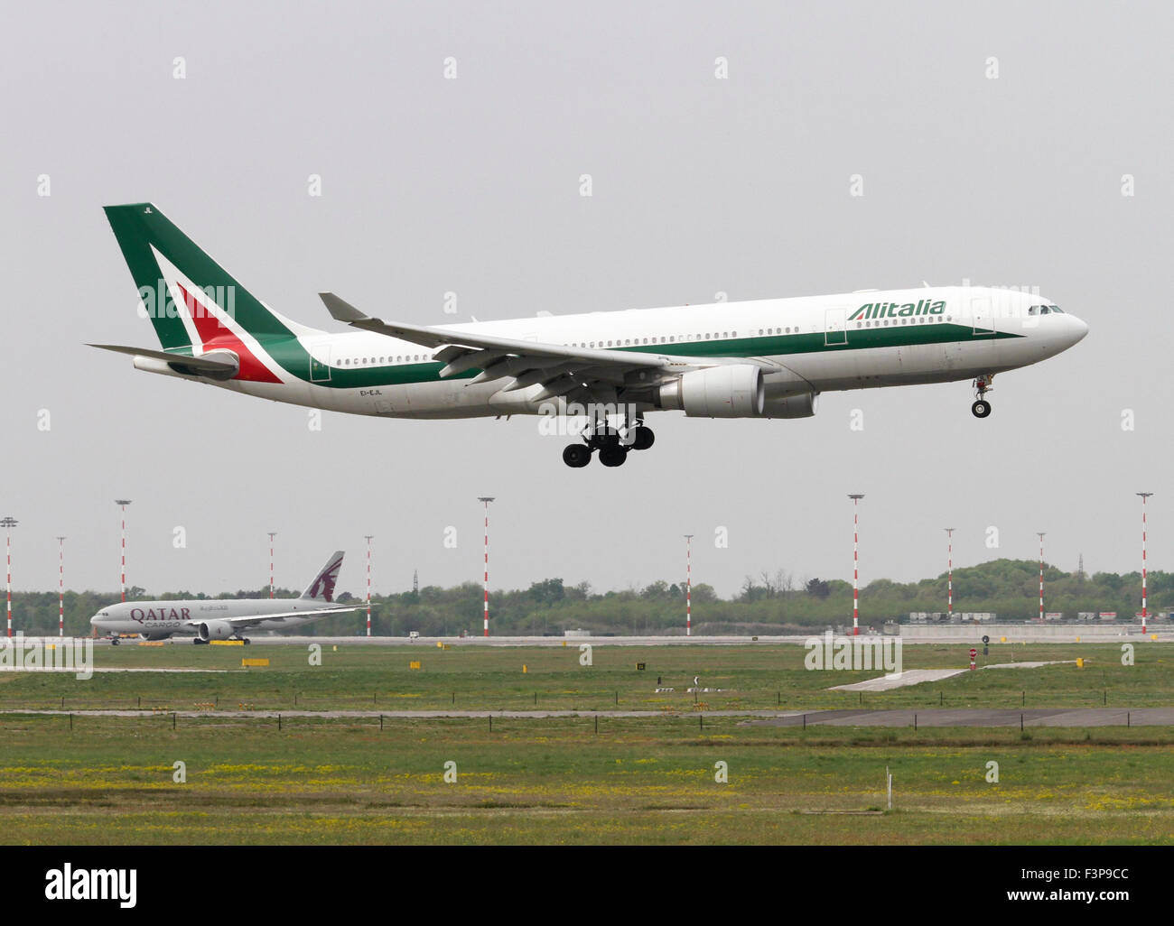 Airbus A330-202, Alitalia. Photographié à l'aéroport de Linate, Milan, Italie Banque D'Images