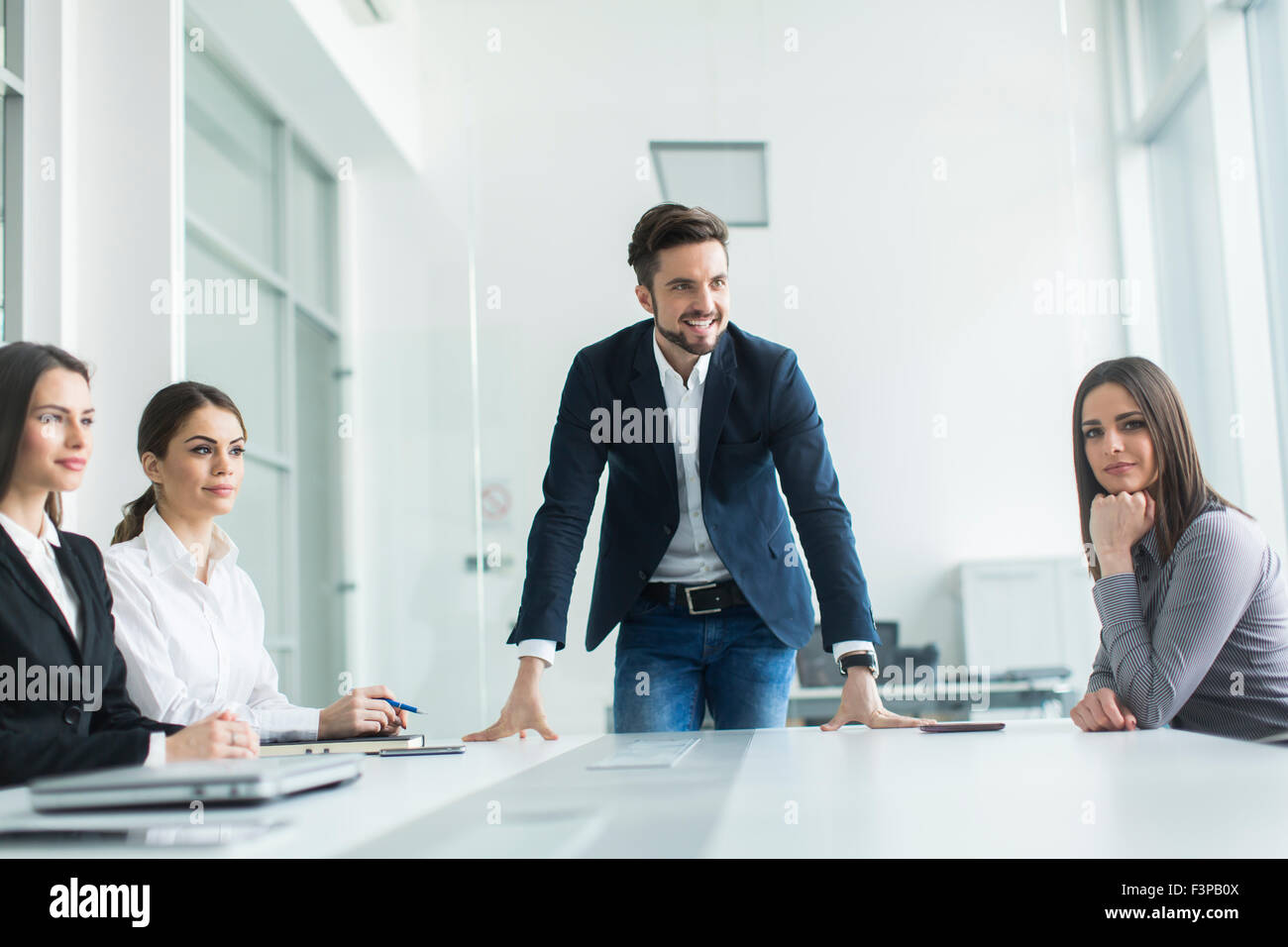 Les jeunes travaillant dans le bureau Banque D'Images