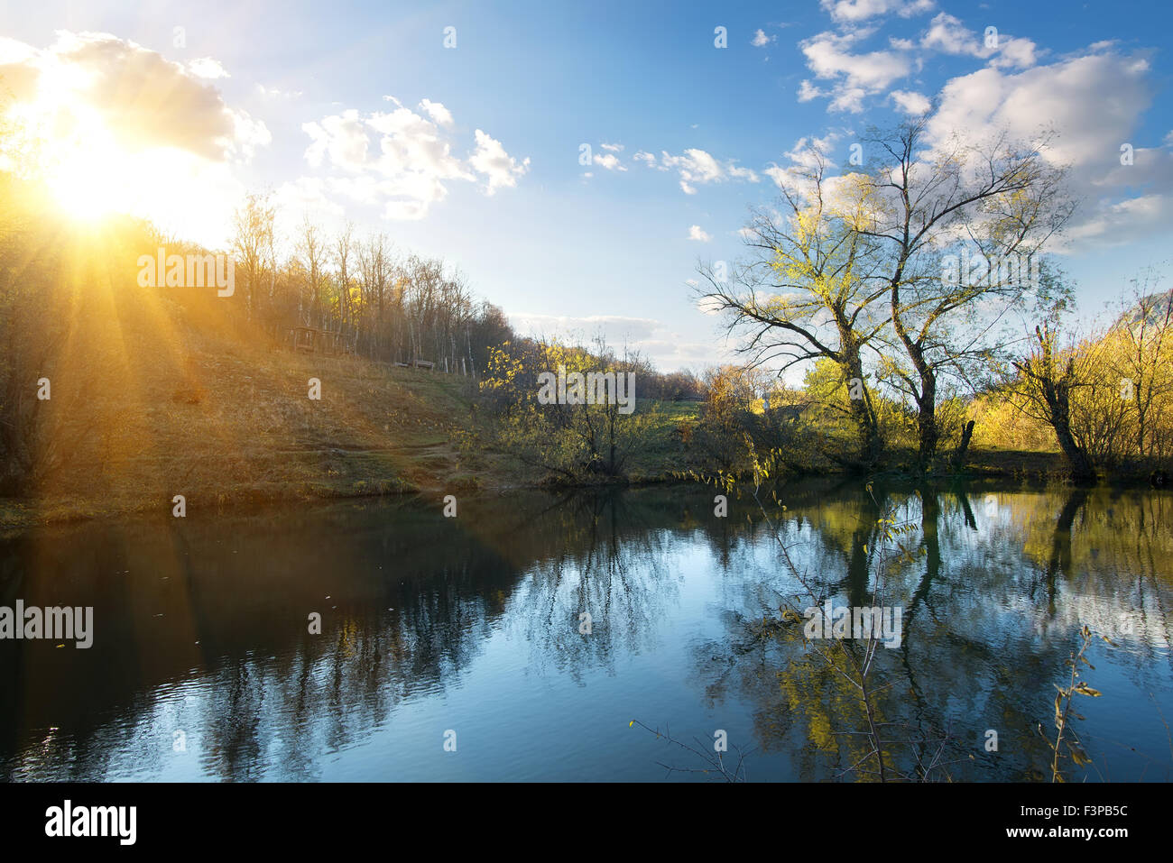 Plein soleil sur la rivière en automne le matin Banque D'Images