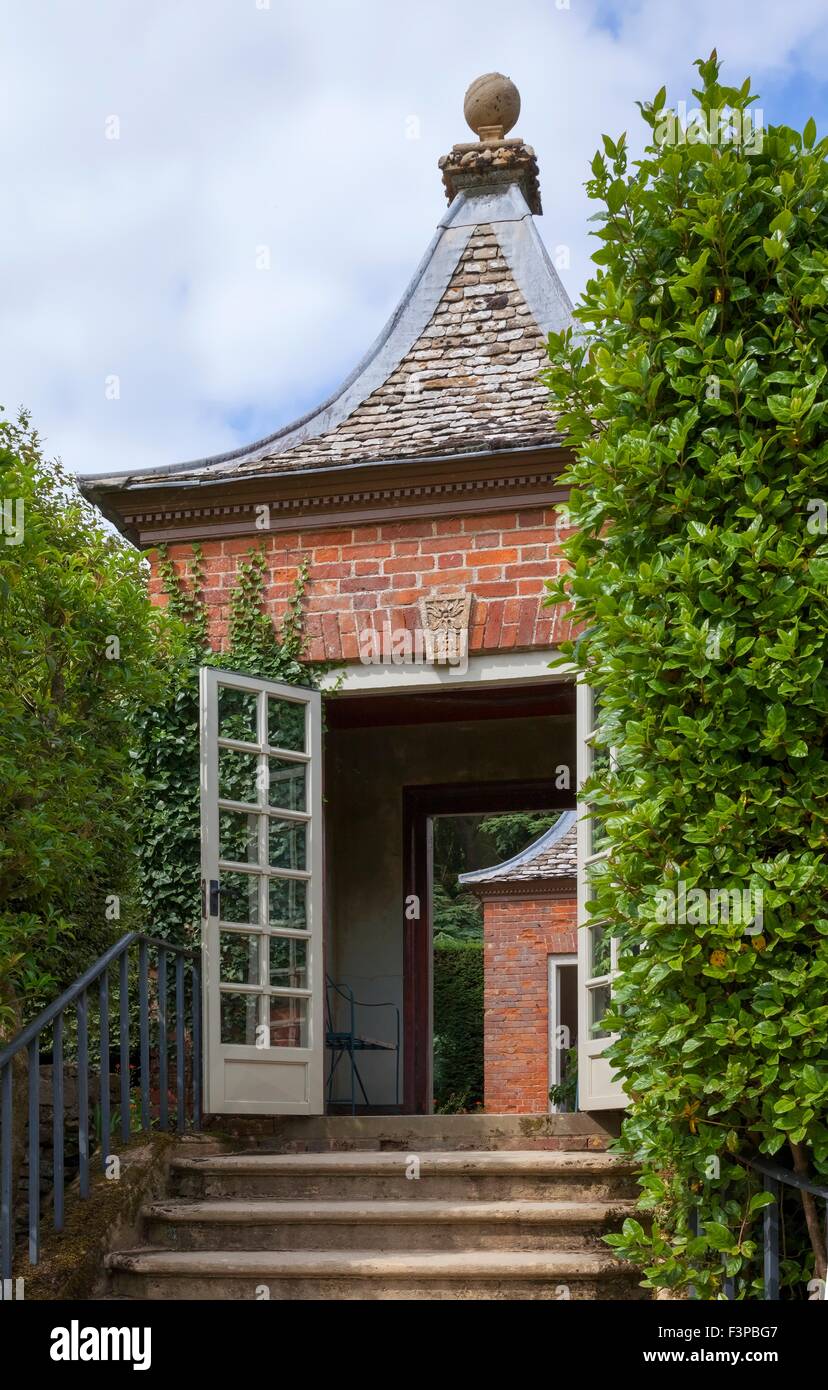 La brique et la tuile traditionnelle maison jardin, en Angleterre. Banque D'Images