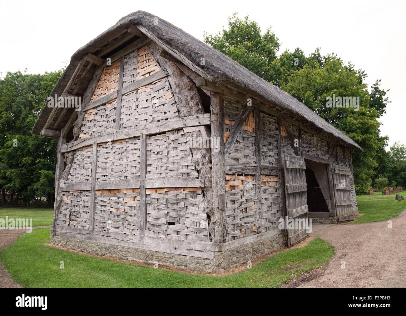 Anglais à pans de bois, grange avec toit de chaume. Banque D'Images