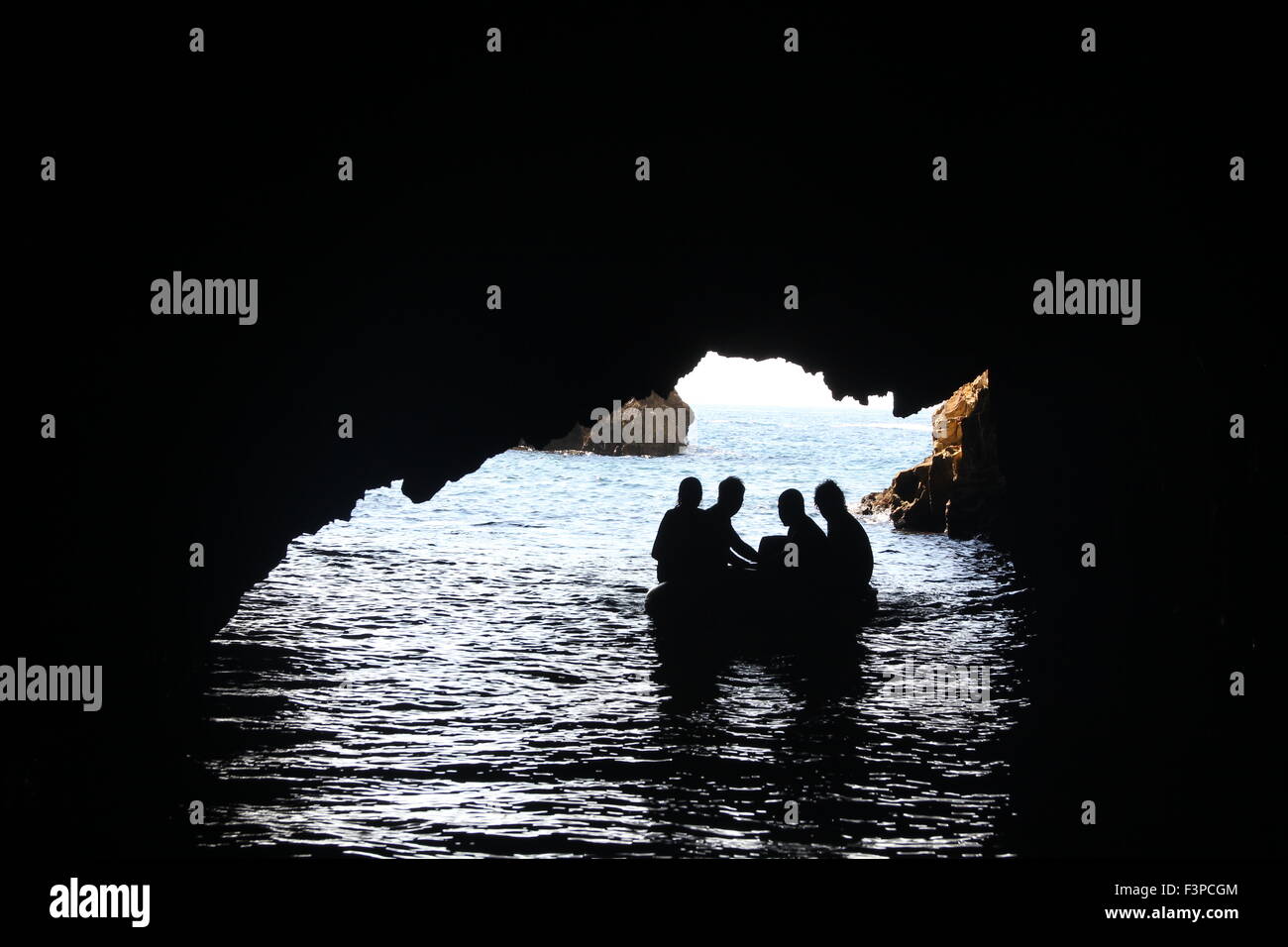 Les touristes dans un canot en caoutchouc à Grotta dei Leoni marini Cove à l'île de tremiti san domino en italie Banque D'Images