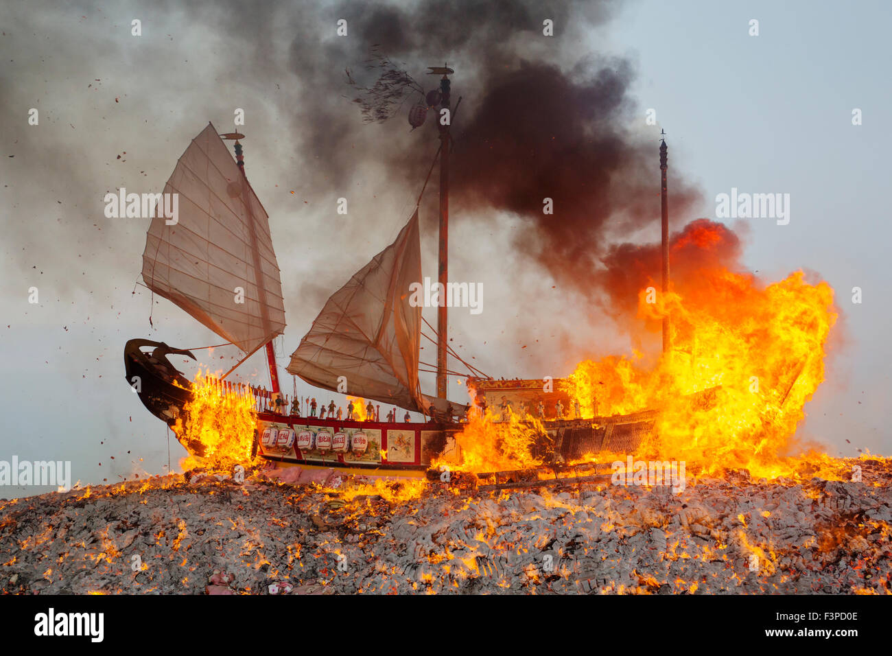 Une jonque traditionnelle est brûlé à l'aube du 11 octobre 2015 dans le cadre d'une cérémonie d'une semaine pour débarrasser le Sud du local de la communauté de pêche taiwanais de Shanghai de mauvais esprits, les maladies et les mauvaises influences au cours des trois années à venir. La gravure de tri-annuelle du bateau King est l'un des plus grands festivals religieux de Taiwan. Banque D'Images