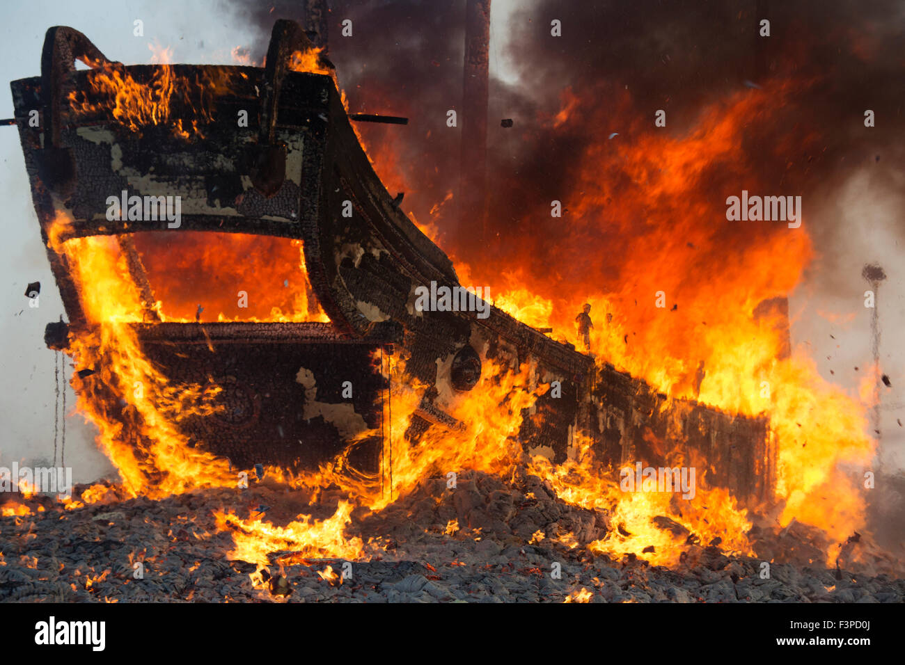 Une jonque traditionnelle est brûlé à l'aube du 11 octobre 2015 dans le cadre d'une cérémonie d'une semaine pour débarrasser le Sud du local de la communauté de pêche taiwanais de Shanghai de mauvais esprits, les maladies et les mauvaises influences au cours des trois années à venir. La gravure de tri-annuelle du bateau King est l'un des plus grands festivals religieux de Taiwan. Banque D'Images