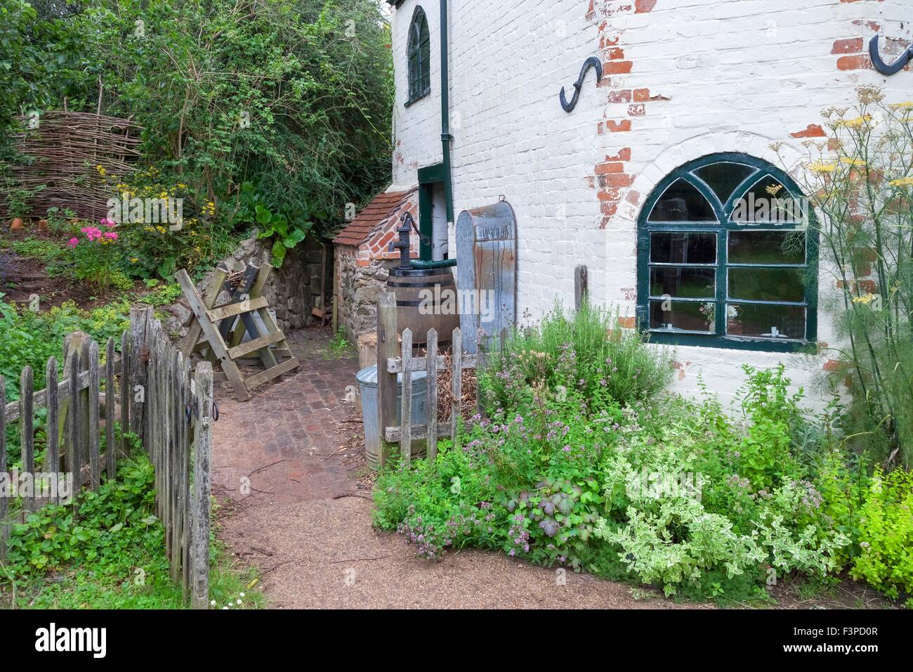 Vieille maison sans frais avec le joli jardin, Angleterre. Banque D'Images