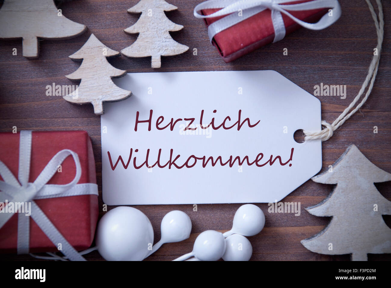 Étiquette de Noël Cadeau Herzlich Willkommen signifie bienvenue Banque D'Images