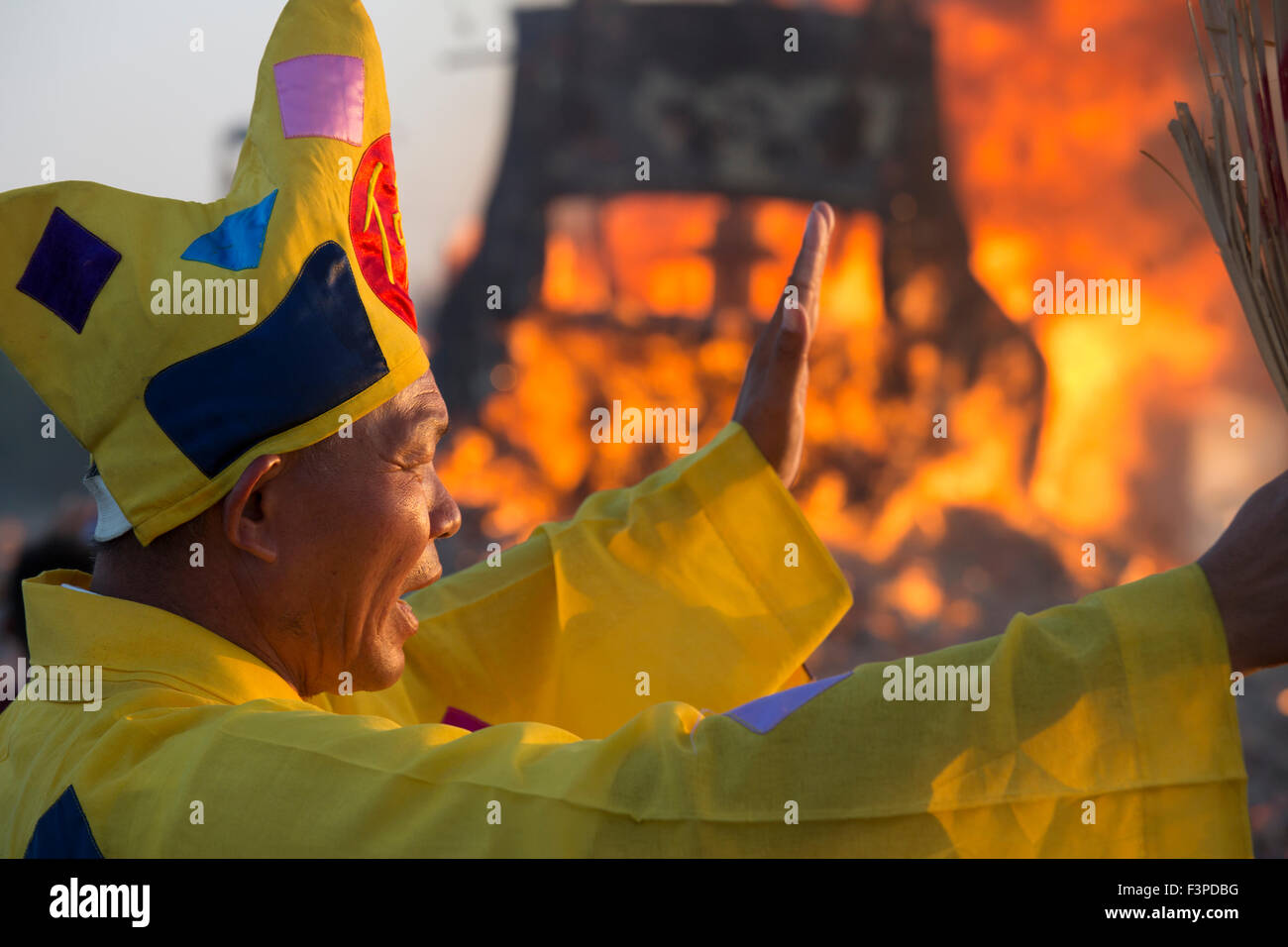 Un prêtre taoïste chants incantations et prières comme une ordure traditionnel n'est utilisé comme partie d'une cérémonie d'une semaine pour débarrasser le Sud du local de la communauté de pêche taiwanais de Shanghai de mauvais esprits, les maladies et les mauvaises influences au cours des trois années à venir. La gravure de tri-annuelle du bateau King est l'un des plus grands festivals religieux de Taiwan. Banque D'Images