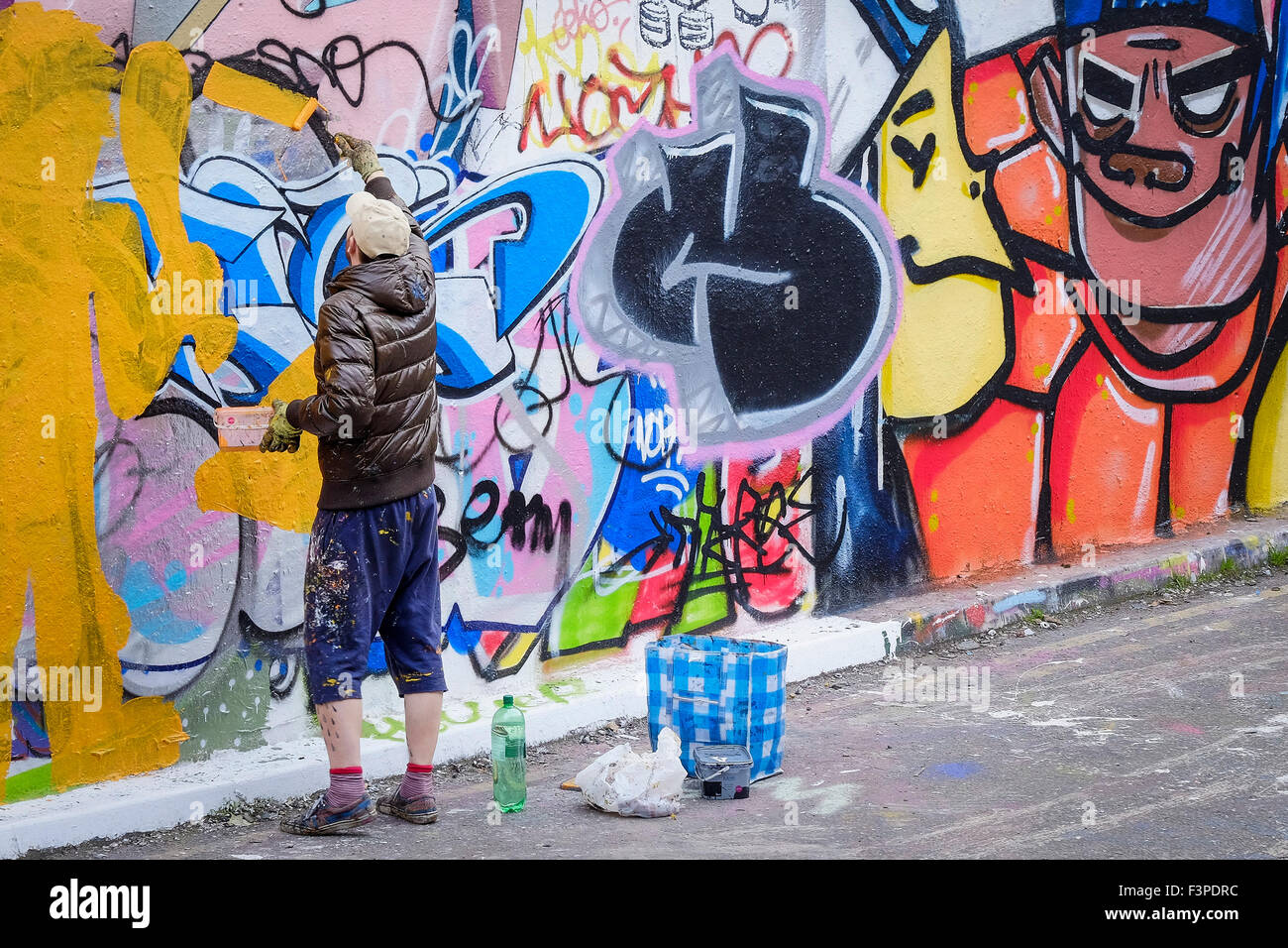 Un artiste de graffiti travaillant dans Leake St, Waerrloo, Londres. Banque D'Images