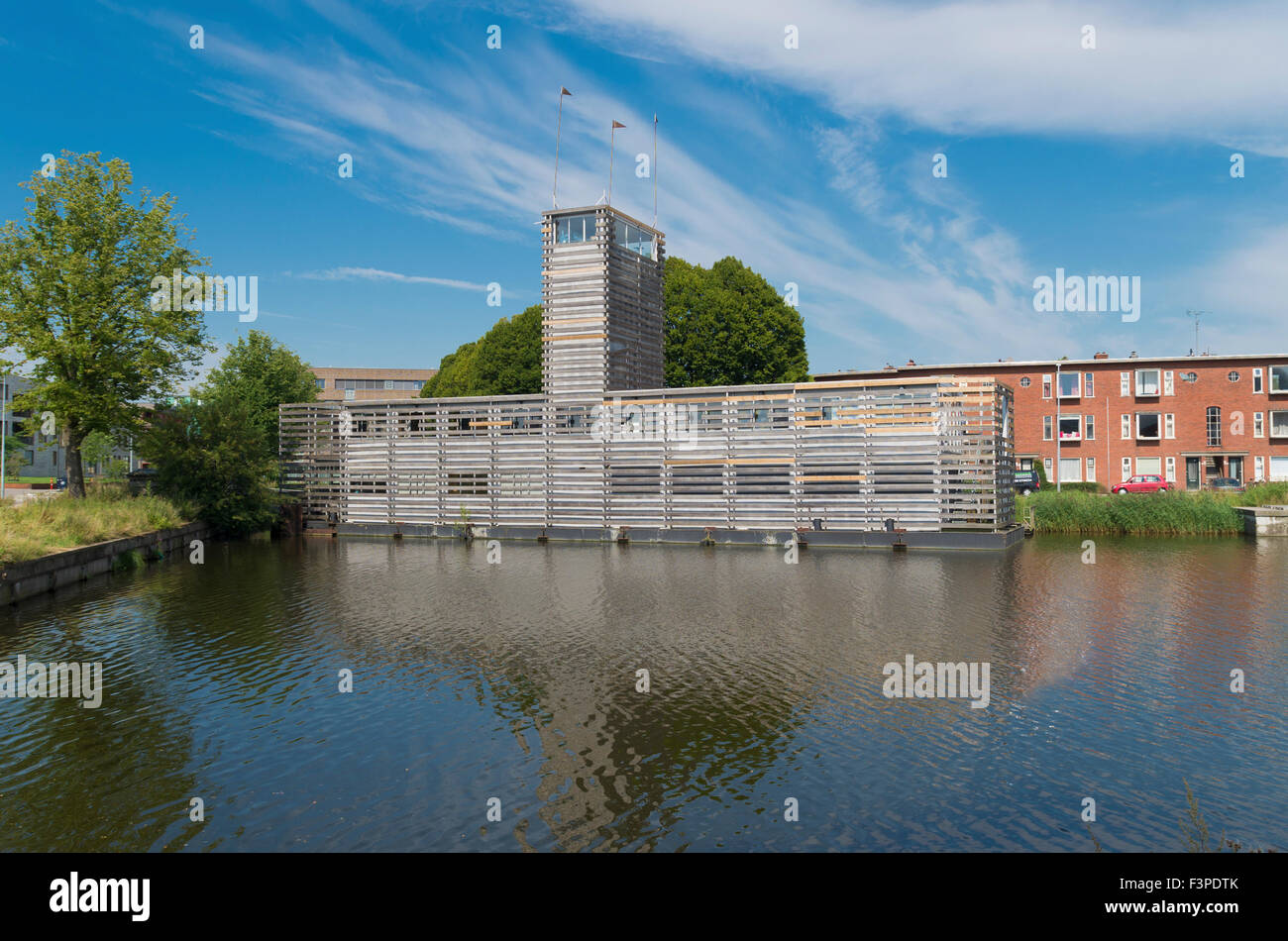 GRONINGEN, Pays-Bas - le 22 août 2015 : immeuble de bureaux. Ici, c'est la plate-forme de Groningue l'architecture et l'Pl Banque D'Images