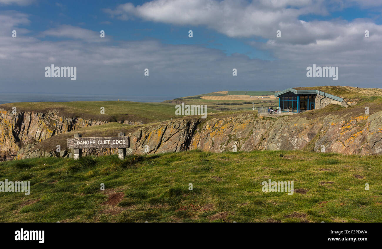 À la bordure de la falaise Danger passé signe à l'Gallie Craig cafe à Mull of Galloway en Dumfries et Galloway, en Écosse. Banque D'Images