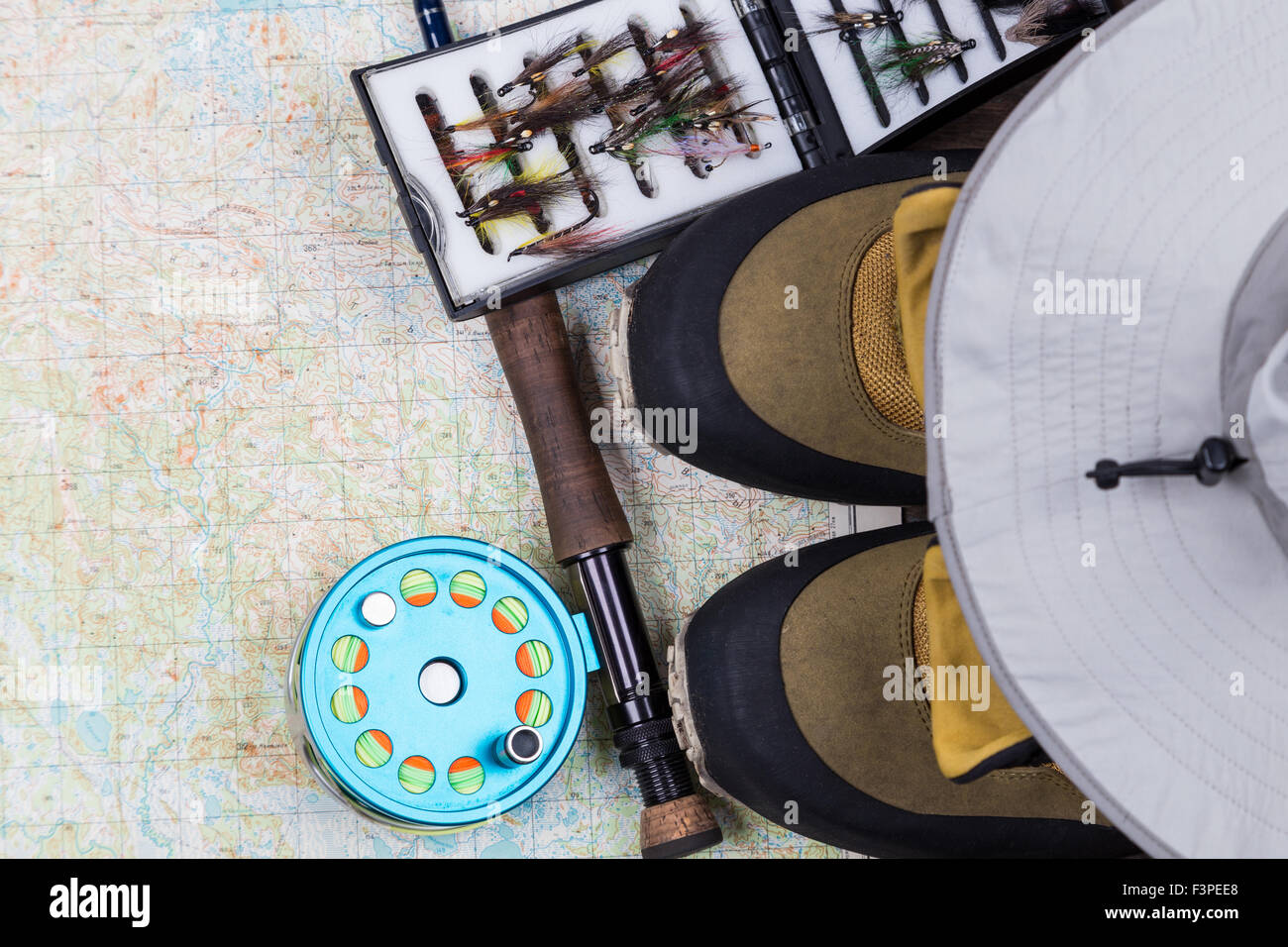 Pêche à l'inted voyage avec matériels de pêche et des chaussures imperméables, sur fond de carte papier Banque D'Images