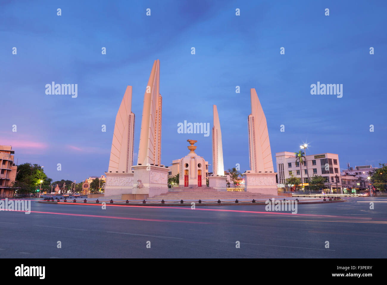 Le monument de la démocratie dans la nuit, Bangkok, Thaïlande Banque D'Images