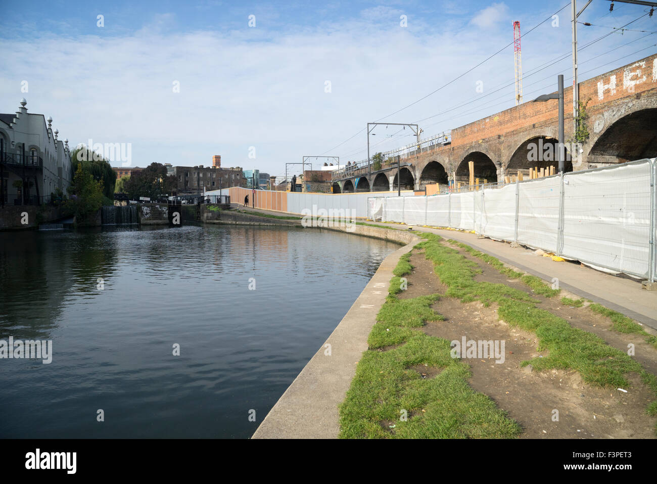 Octobre 2015 : Hawley, bassin près de Camden Lock Market sur le Regent's Canal montrant la construction de Camden Lock Village par MACE group pour les propriétaires Labtech Banque D'Images