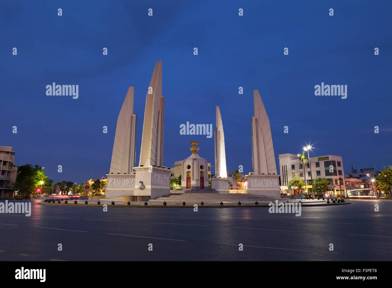 Le monument de la démocratie dans la nuit, Bangkok, Thaïlande Banque D'Images