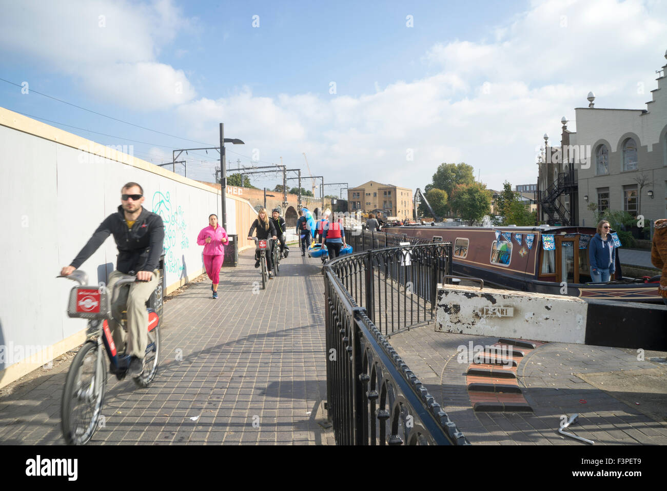 Octobre 2015 : les travaux de construction à côté du Regents Canal de halage ci-dessous Camden Lock de Camden Lock Village par MACE group pour les propriétaires Labtech Banque D'Images