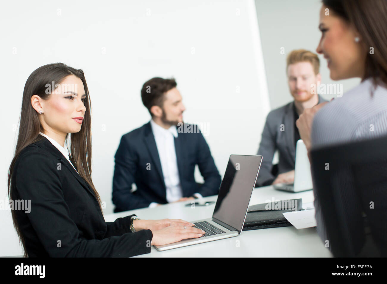 Les jeunes travaillant dans le bureau Banque D'Images