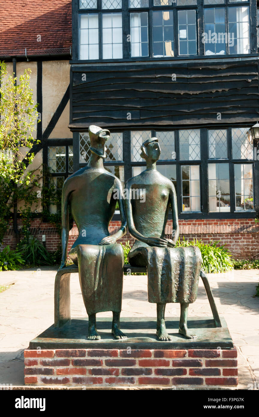 Henry Moore's roi et reine à la Royal Horticultural Society Gardens, Wisley à Surrey. Banque D'Images