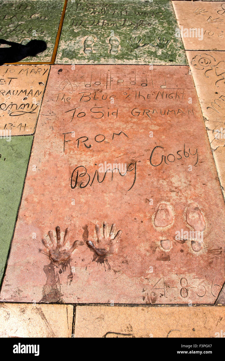 La main de Bing Crosby et de chaussures s'imprime en dehors du ciment le Grauman's Chinese Theatre à Hollywood, CA Banque D'Images