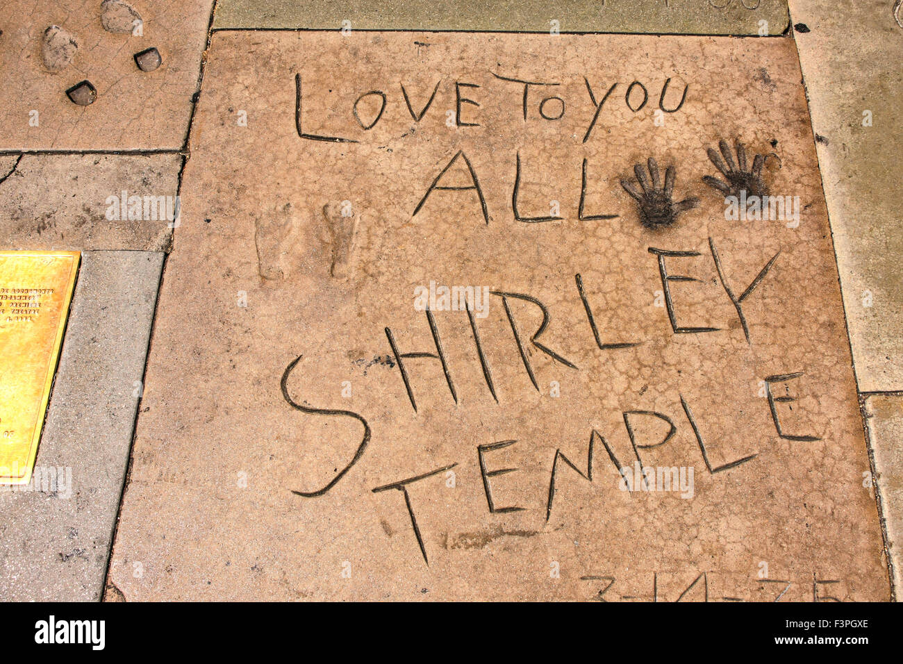Shirley Temple part imprime dans le ciment à l'extérieur Grauman's Chinese Theatre à Hollywood, CA Banque D'Images