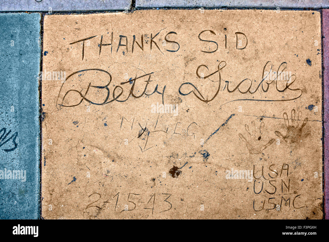 Betty Grable part imprime dans le ciment à l'extérieur Grauman's Chinese Theatre à Hollywood, CA Banque D'Images