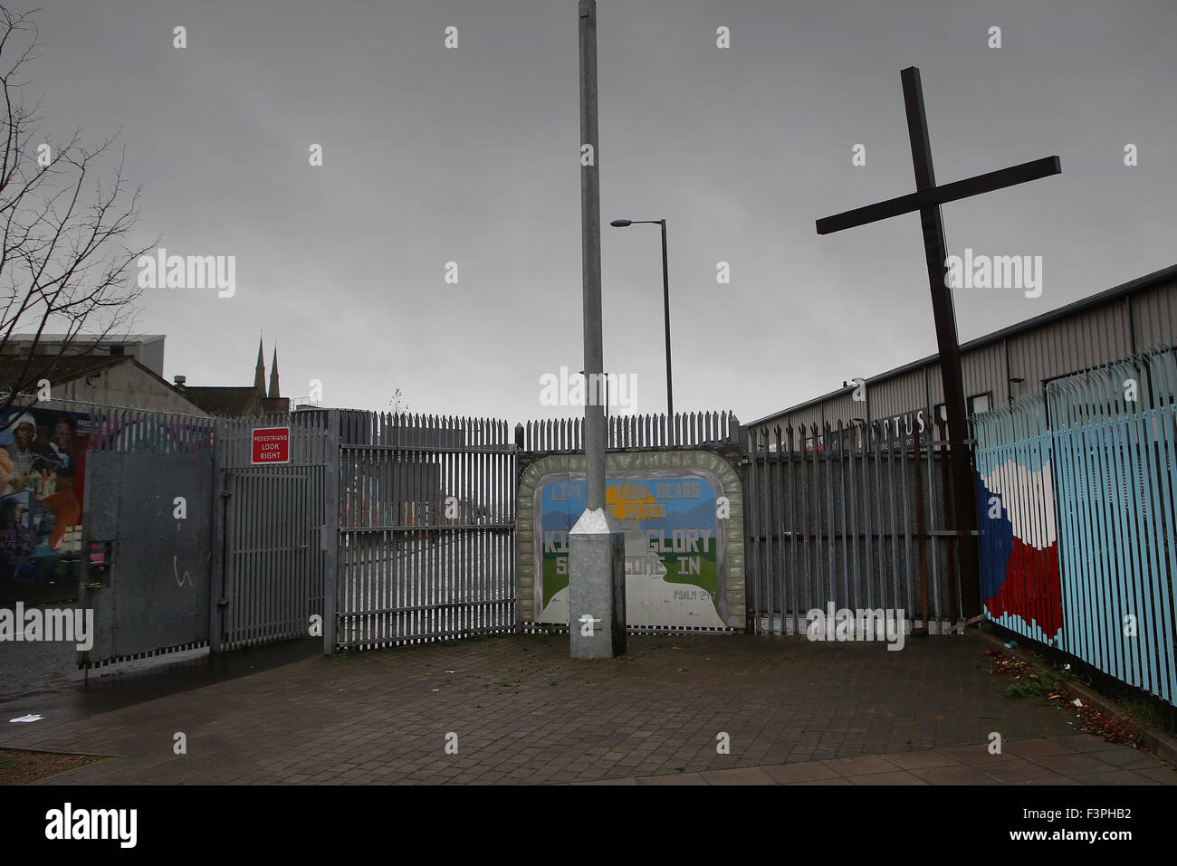 La porte séparant la zone républicaine de chutes et la zone loyaliste de Shankill.Belfast, Irlande du Nord Banque D'Images