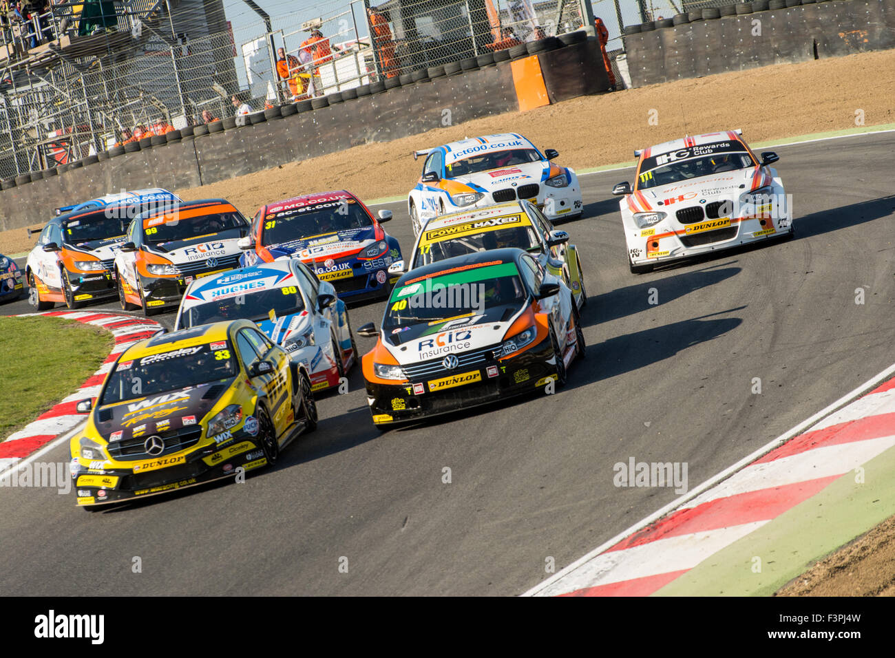 Fawkham, Kent, UK. 11 octobre, 2015. Les pilotes BTCC dur en coin 1 pendant la Dunlop MSA British Touring Car Championship Circuit GP à Brands Hatch, le 11 octobre 2015 à Fawkham, Kent, Royaume-Uni (photo de Gergo Toth Photo / Alamy Live News) Banque D'Images