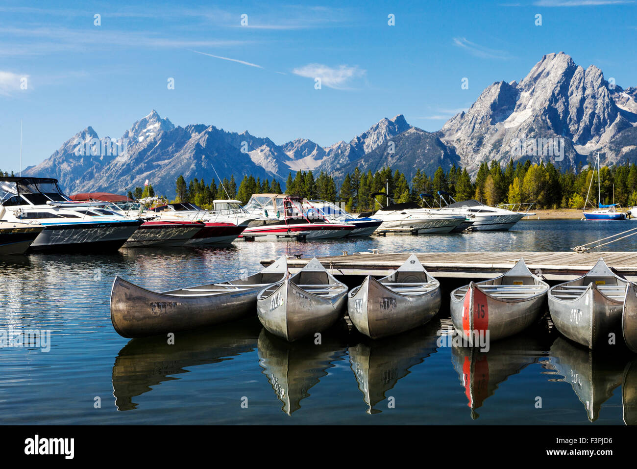 Teton Range ; bateaux colorés ; Coulter Bay Marina ; Jackson Lake, Grand Teton National Park, Wyoming, USA Banque D'Images