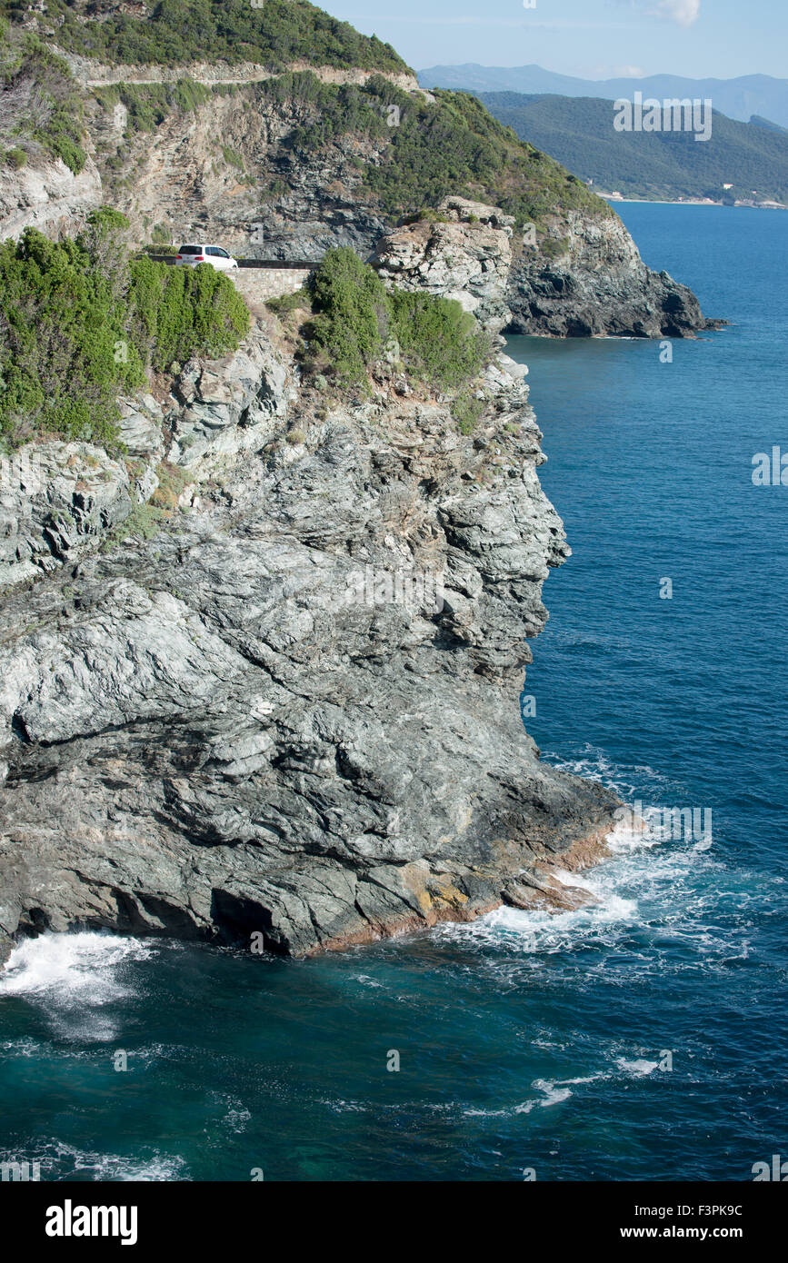 Une courbe d'une route en bord de mer sur une falaise, Corse, France Banque D'Images