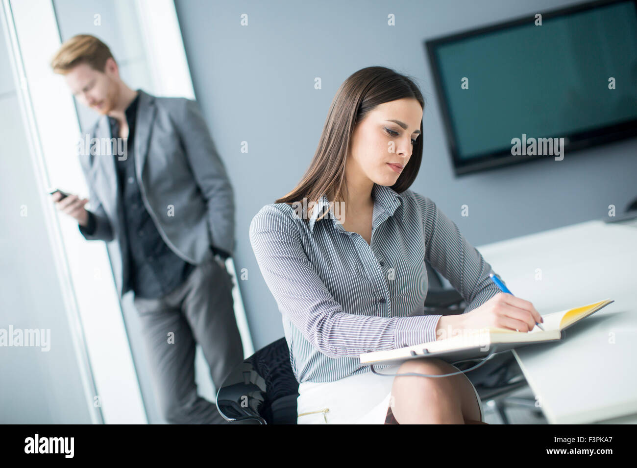 Les jeunes travaillant dans le bureau Banque D'Images