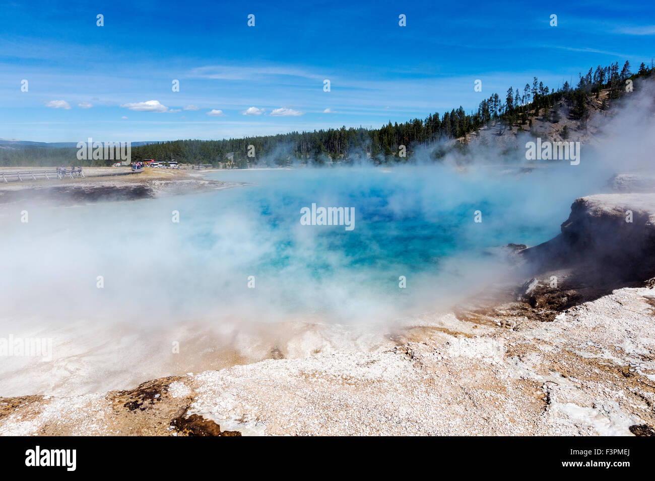 Les visiteurs du parc ; Excelsior Geyser ; Cratère Midway Geyser Basin, Parc National de Yellowstone, Wyoming, USA Banque D'Images